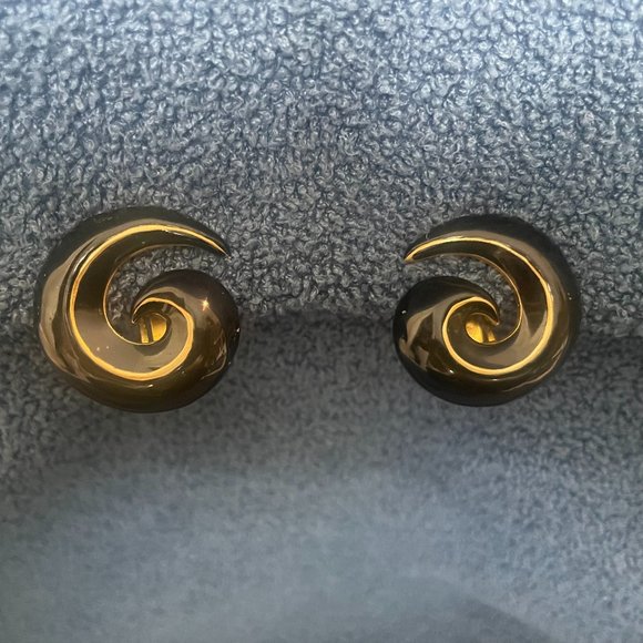 Kenneth Jay Lane Black Enamel Swirl Clip-on Earrings - Picture 1 of 8